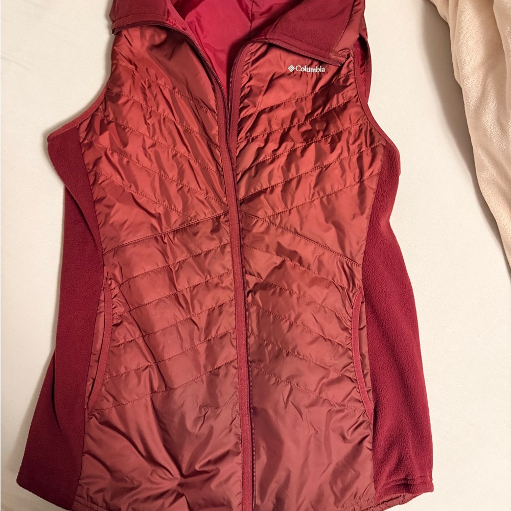 Columbia Women's Burgundy Quilted Vest lightweight